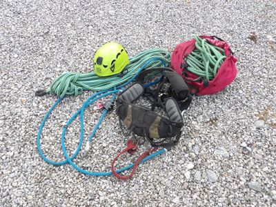 une balle, une corde et une balle de tennis posées par terre