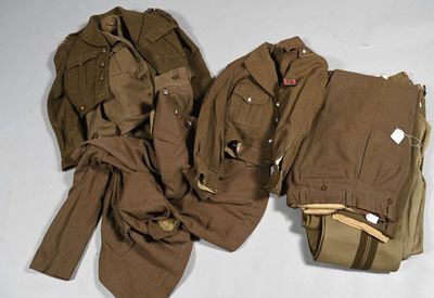 deux vêtements militaires posés sur une surface blanche
