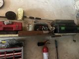 une étagère sur laquelle sont posés des outils et une horloge accrochée au mur