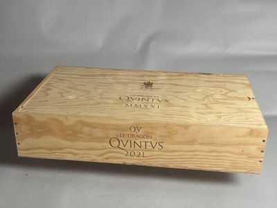 une boîte en bois vide sur laquelle est collée une étiquette de vin