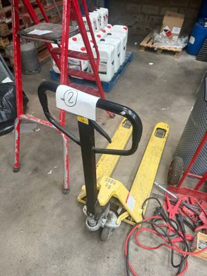 une photo d'un cariste dans un garage
