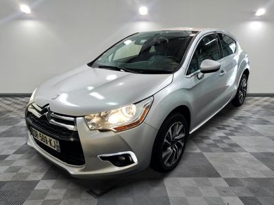 La nouvelle Citroën est exposée dans le showroom d'un concessionnaire.