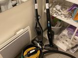 un aspirateur et un aspirateur posé par terre