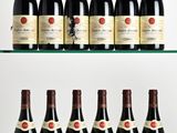 Plusieurs bouteilles de vin sont alignées sur une étagère en verre