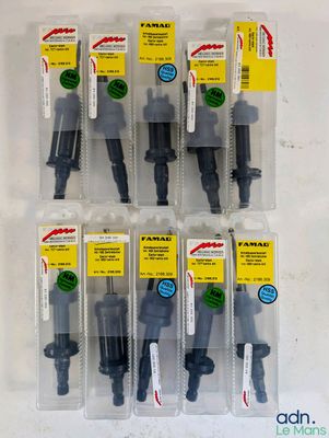 un lot de six tuyaux d'arrosage assortis, conditionnés dans des emballages en plastique