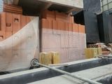 une image d'une machine qui travaille sur un morceau de bois