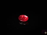 gros plan d'un diamant rouge sur une surface noire