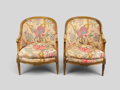paire de fauteuils de style Louis XVI avec revêtement floral