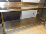 une table en acier inoxydable avec deux étagères dans la cuisine