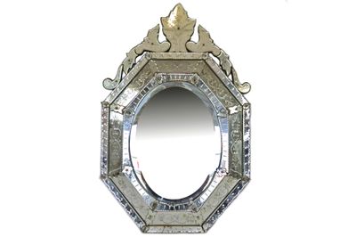 un miroir accroché au mur