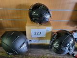 trois casques posés sur une boîte