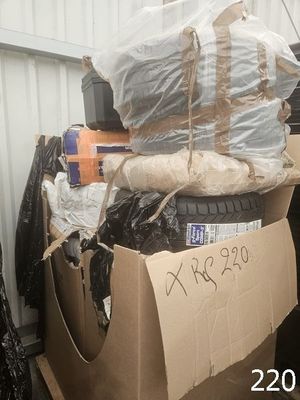 une pile de cartons et une pile de pneus à l'arrière d'un camion
