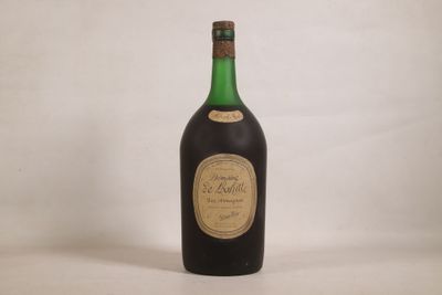 une bouteille de vin posée sur une table