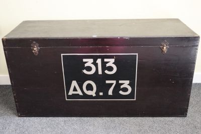 Malle en bois d'arrière de voiture (probablement une tractio…