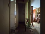une pièce dans laquelle se trouvent une table et des chaises