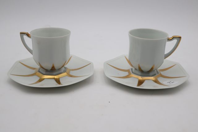 Deux tasses et soucoupes en porcelaine blanche à décor or mat