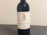 une bouteille de vin posée sur une table