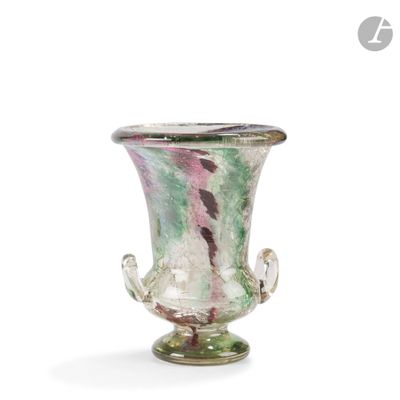 un vase en verre posé sur une table
