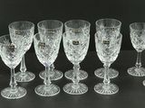 un grand nombre de verres à vin posés sur une table