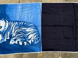 deux serviettes bleues et noires ornées d'une image représentant deux tigres