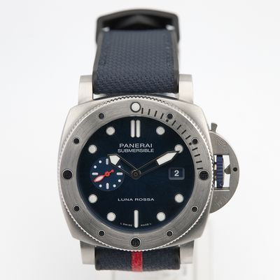 un gros plan d'une montre au cadran bleu
