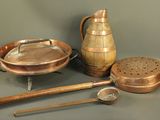 de nombreux objets en cuivre posés sur la table