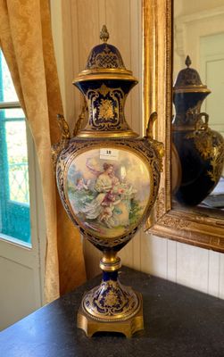 a vase sitting on a table in front of a mirror