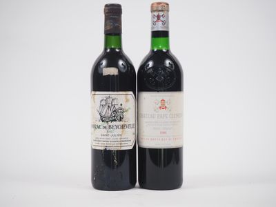 deux bouteilles de vin posées l'une à côté de l'autre sur une surface blanche