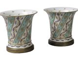 paire de vases ornés de motifs dorés et bleus