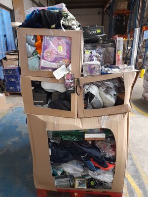 des cartons empilés les uns sur les autres sur un chariot dans un entrepôt