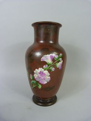 Vase balustre en opaline marron à décor de fleurs peintes .