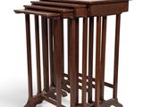 un ensemble de trois tables gigognes en bois sur fond blanc