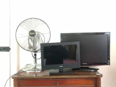 Réunion de deux écrans-plats :