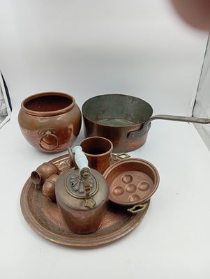 une petite assiette sur laquelle se trouve une théière
