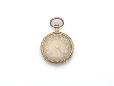 montre de poche posée sur une surface blanche, sur fond blanc
