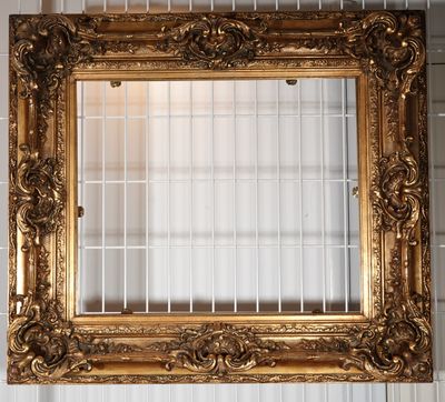 a picture of a gold frame hanging on the wall