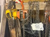 des chaînes et encore des chaînes suspendues sur le côté d'un immeuble