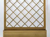 une image représentant un banc en bois orné d'un motif en treillis