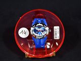 une montre bleue et rouge dans un étui rouge