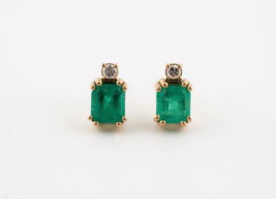 une paire de boucles d'oreilles en émeraude et diamant