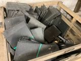 une caisse en bois remplie de vieux téléviseurs et d'autres appareils électroniques