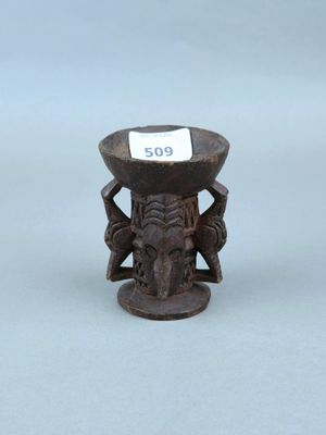 une image représentant un petit vase en bois sur lequel est apposée une étiquette