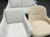 trois chaises et une chaise avec repose-pieds dans une pièce