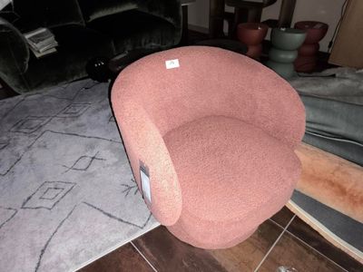 une chaise rose posée par terre