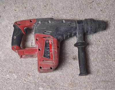 a drill that is laying on the ground