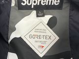 le dos d'une veste orné du logo Supreme