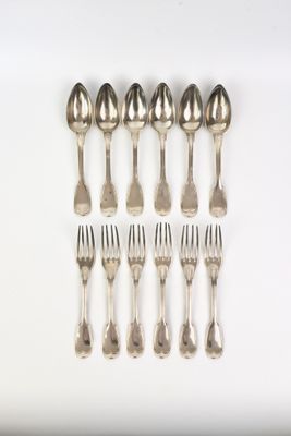six fourchettes et six cuillères posées sur un plateau blanc