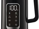 un gros plan d'une bouilloire électrique noire sur fond blanc