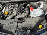 le moteur d'une voiture, le capot ouvert et le capot fermé