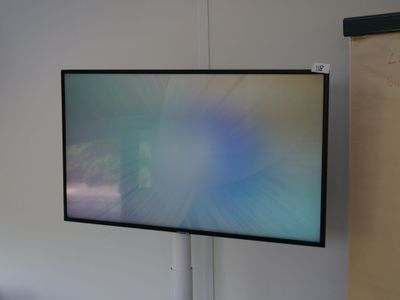 un téléviseur à écran plat accroché au mur d'une pièce
